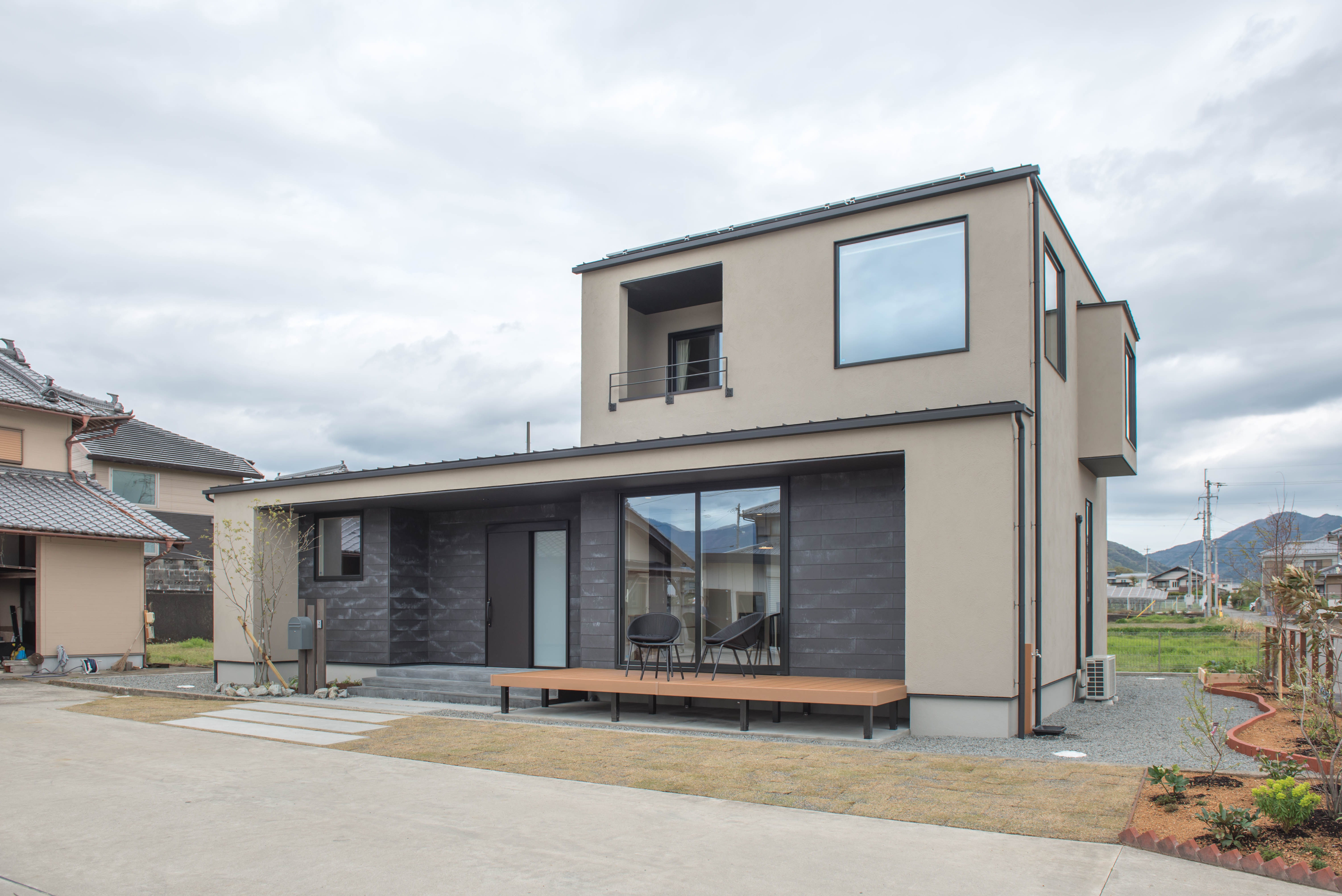 大開口と塗壁の半平屋 写真